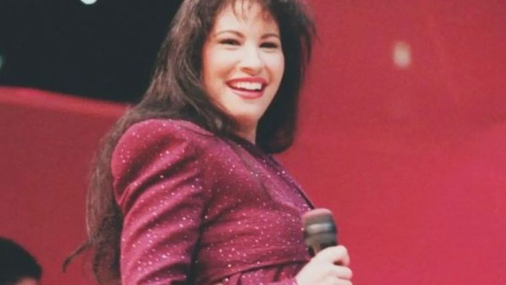 Selena Quintanilla onstage